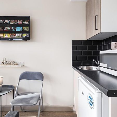 Serviced Ensuite Modern Studio - Sleeps 2 - Near Wembley Stadium - Good Transport Link To Central London - Harrow Ha3 Hatch End Ngoại thất bức ảnh