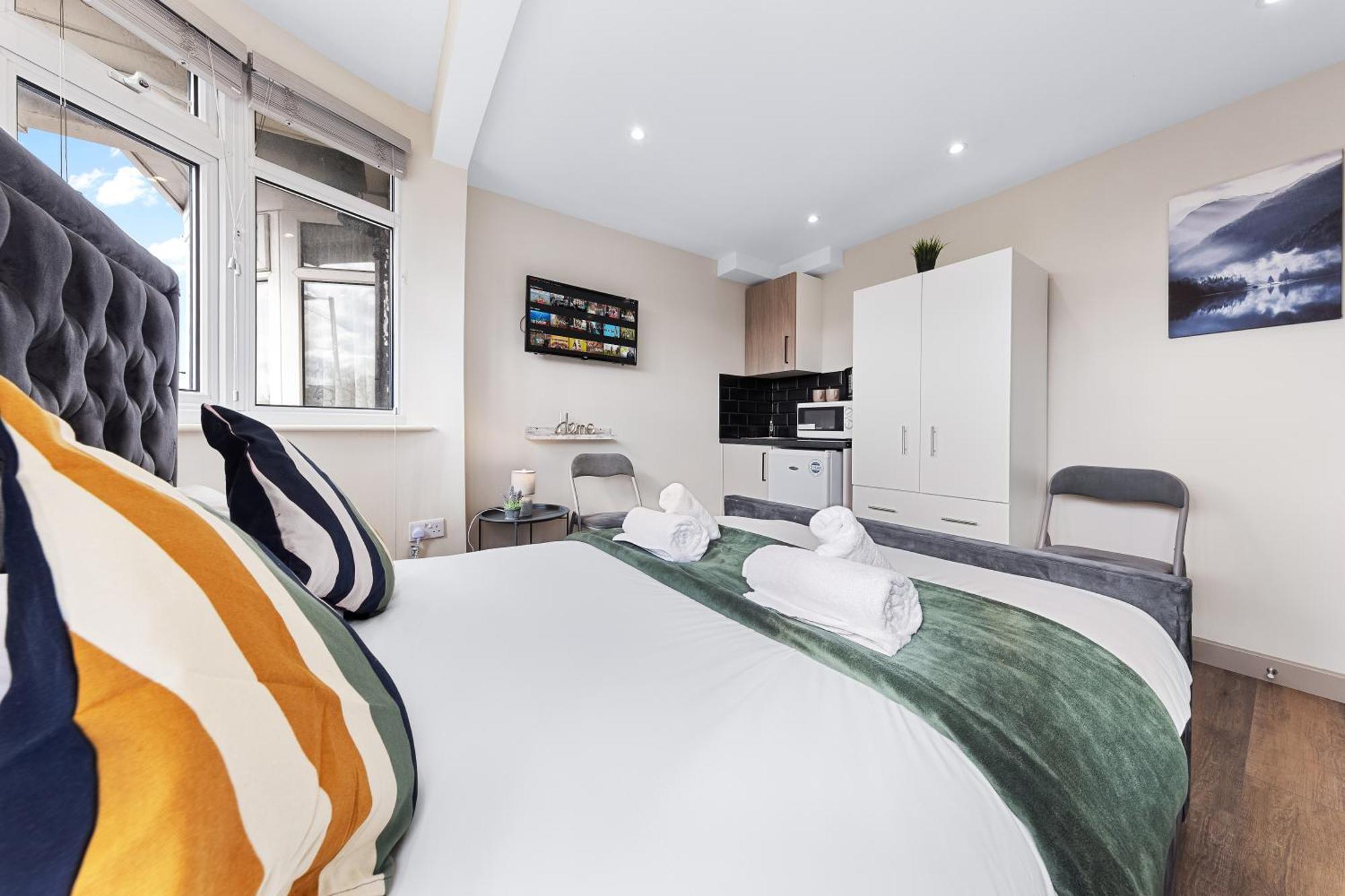 Serviced Ensuite Modern Studio - Sleeps 2 - Near Wembley Stadium - Good Transport Link To Central London - Harrow Ha3 Hatch End Ngoại thất bức ảnh