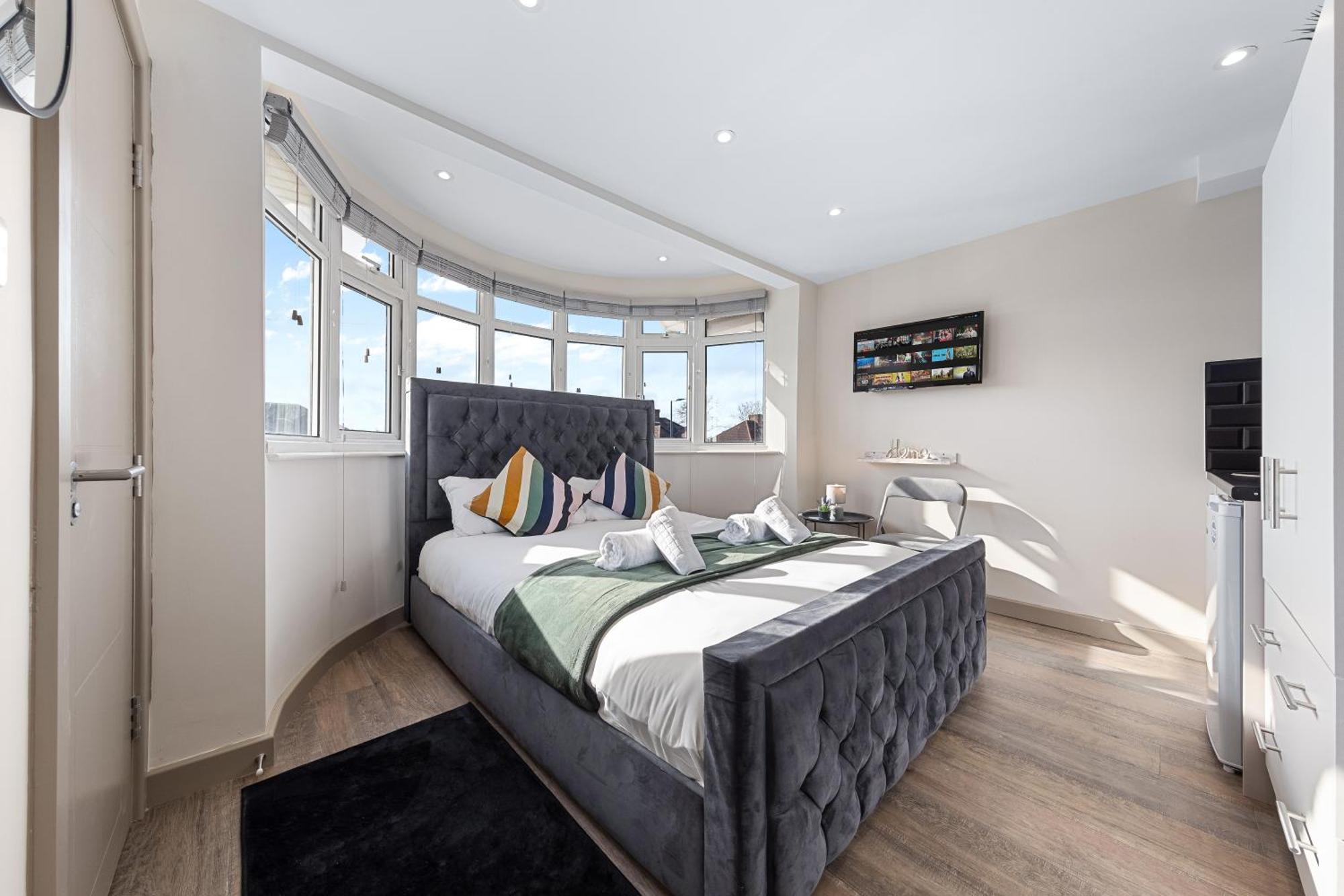Serviced Ensuite Modern Studio - Sleeps 2 - Near Wembley Stadium - Good Transport Link To Central London - Harrow Ha3 Hatch End Ngoại thất bức ảnh