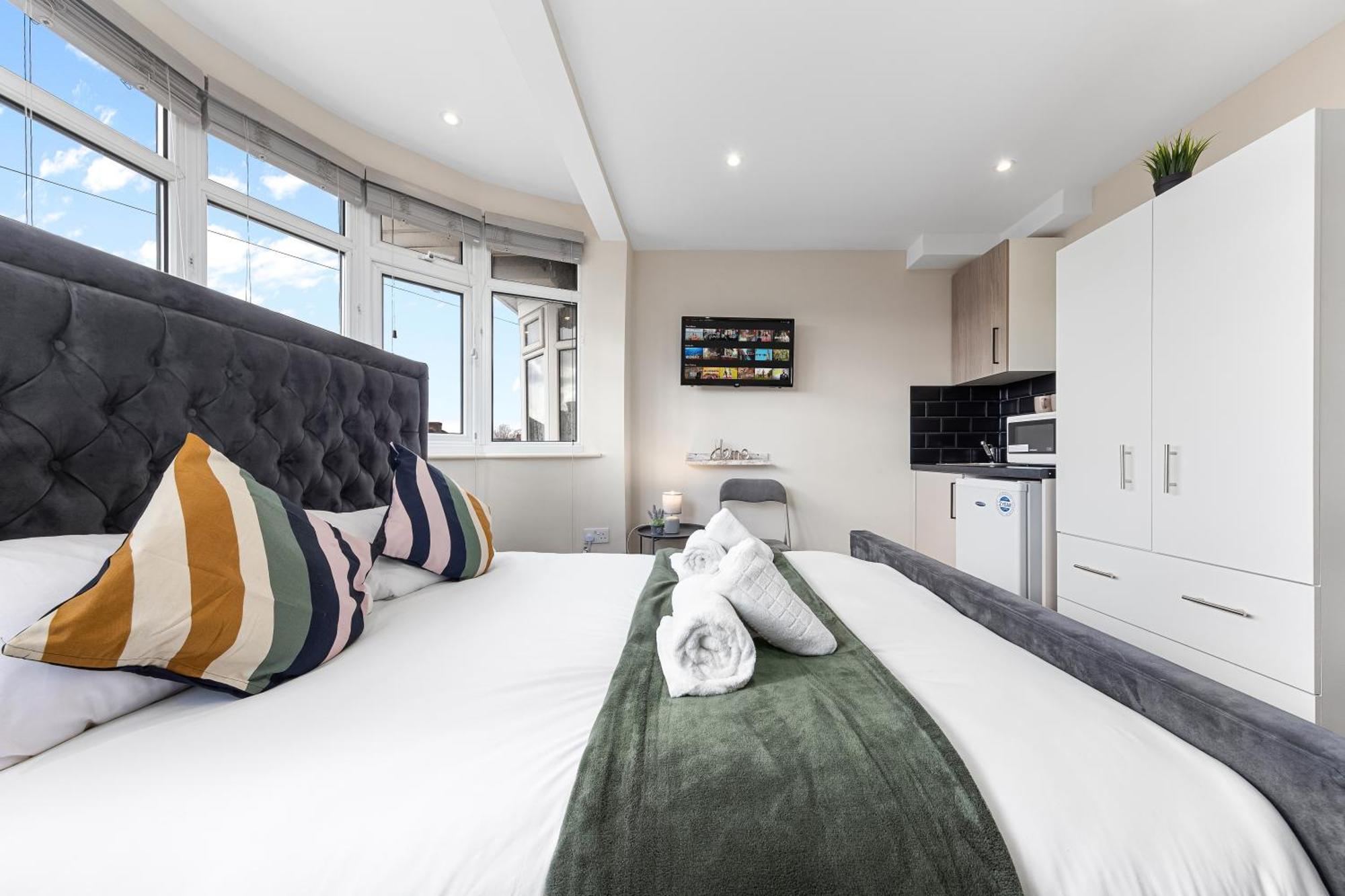 Serviced Ensuite Modern Studio - Sleeps 2 - Near Wembley Stadium - Good Transport Link To Central London - Harrow Ha3 Hatch End Ngoại thất bức ảnh